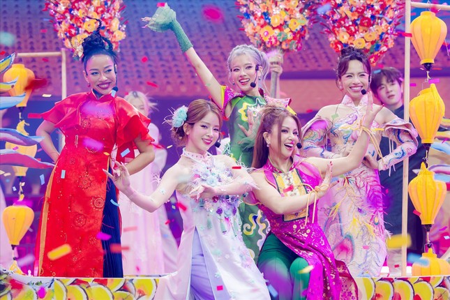 Màu sắc xuân Tết miền Trung trong phần trình diễn của đội Minh Tuyết. Ảnh: BTC