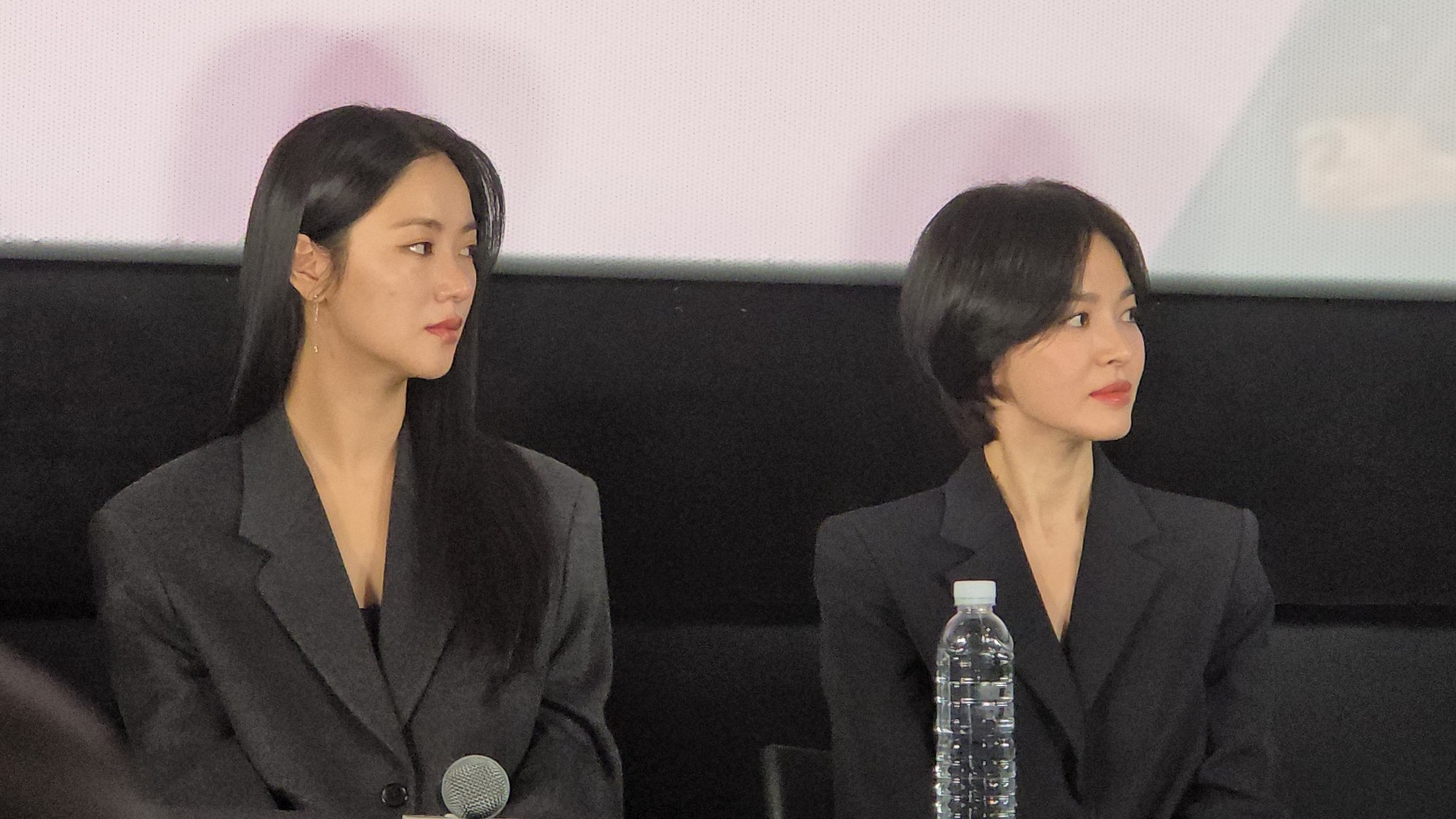 Vóc dáng nhỏ con cũng giúp Song Hye Kyo trông trẻ trung hơn khi xuất hiện cạnh đàn em kém nhiều tuổi