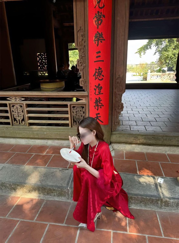 Theo đó, các bạn này đều là nữ, mang theo đạo cụ là...điếu đóm, thậm chí cả đĩa và một thứ trông tương tự như chất kích thích. Các bạn này tạo dáng như những 