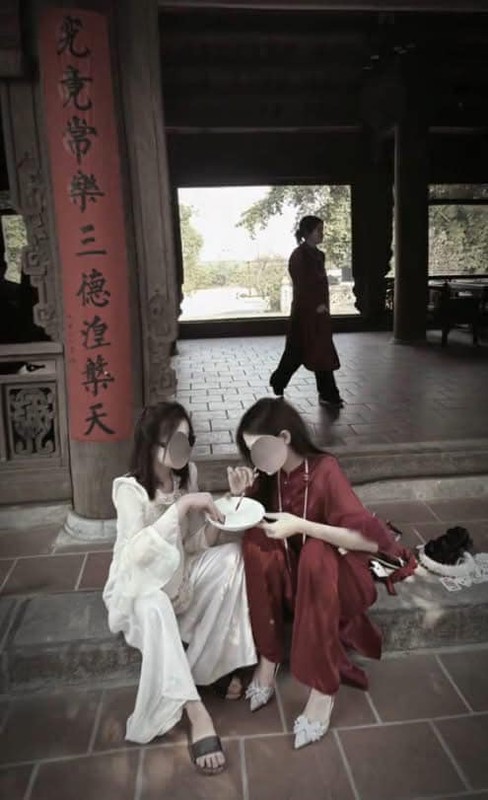 Hình ảnh phản cảm, khiếm nhã khiến nhiều người cảm thấy vô cùng phẫn nộ: 