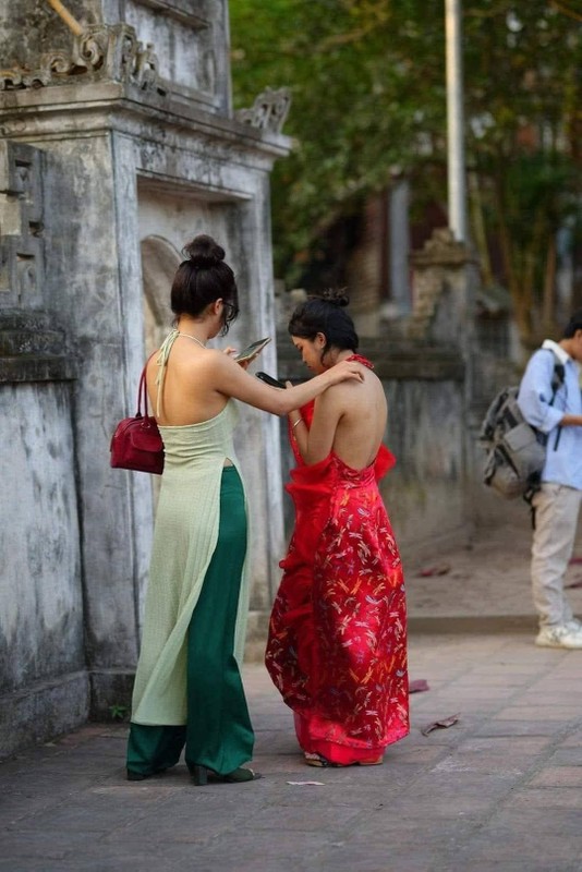 Bên cạnh đó, cu hướng chụp ảnh, tôn vinh áo dài nở rộ khiến nhiều bạn trẻ rủ nhau đi chụp ảnh theo trào lưu, không chú ý đến cách ăn mặc sao cho phù hợp với nơi thanh tịnh, tôn nghiêm như chùa chiền.