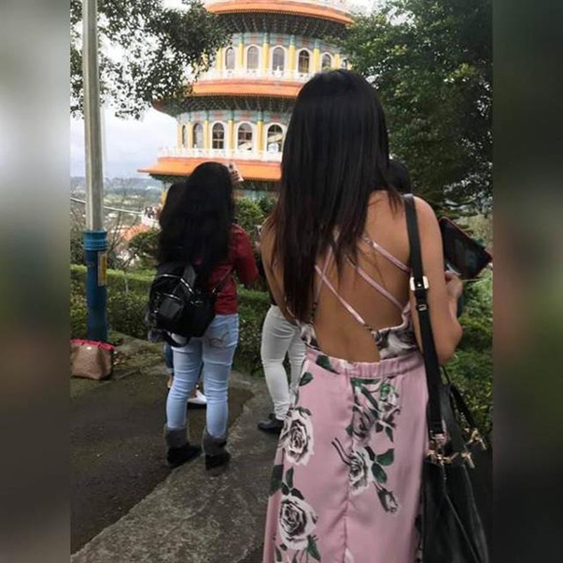 Trang phục giới trẻ sử dụng khi đến địa điểm linh thiêng, cơ sở tôn giáo, tín ngưỡng cũng cần được chấn chỉnh, bởi nhiều bạn thản nhiên mặc áo yếm để chụp ảnh.