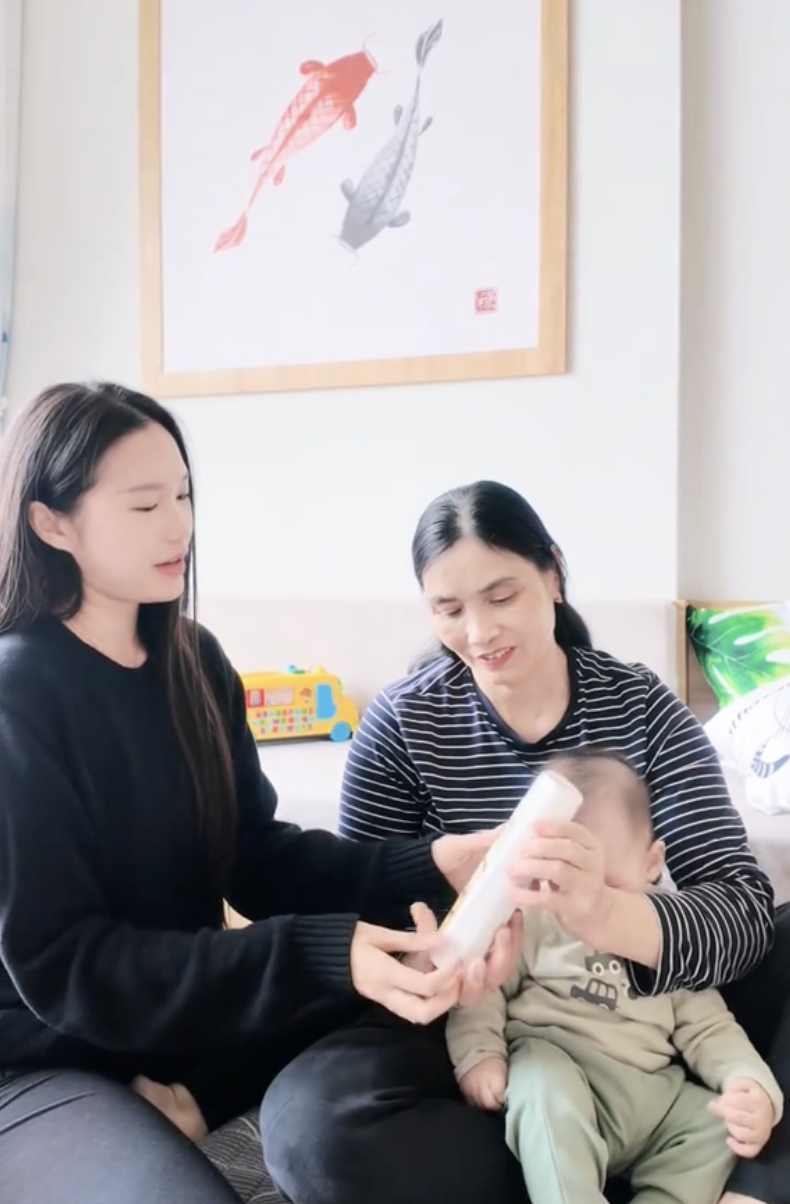 Doãn Hải My khi ở cạnh mẹ Văn Hậu