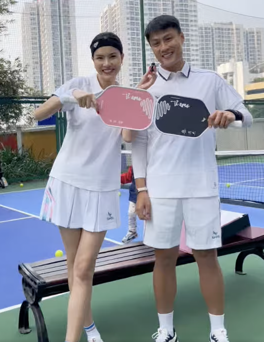 Mạc Hồng Quân và Kỳ Hân diện đồ đôi ra sân pickleball