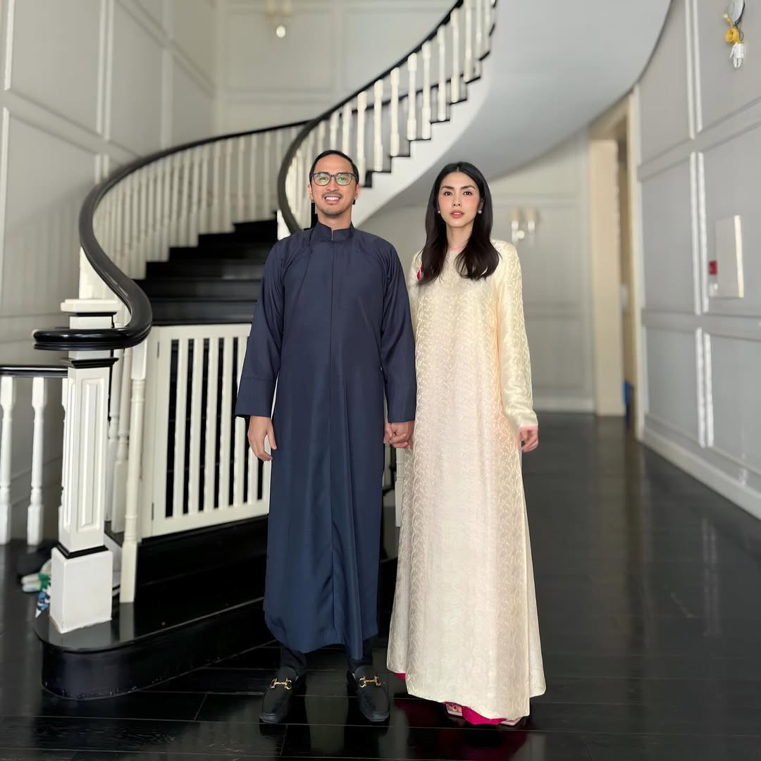 Không cần diện áo dài màu giống nhau, Tăng Thanh Hà và Louis Nguyễn vẫn tạo được sự đồng điệu, kết nối trong trang phục của hai vợ chồng.