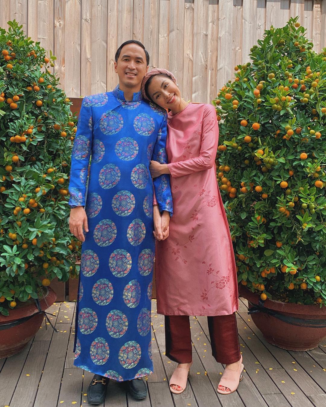 Vì truyền thống mặc áo dài Tết của vợ chồng hào môn này mà nhiều cư dân mạng thường nói đùa rằng: 