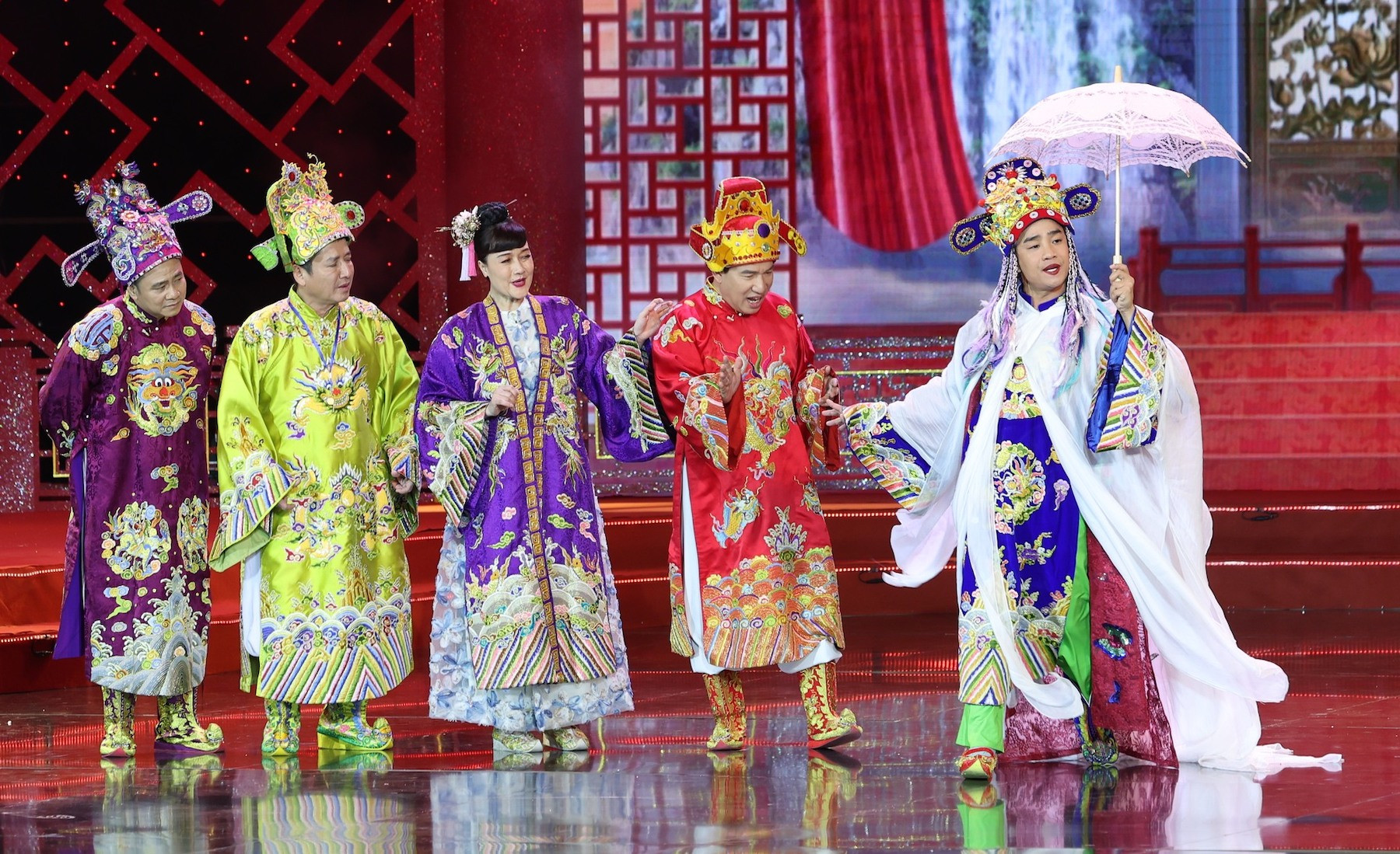 Diễn viên trẻ Duy Nam cùng các nghệ sĩ gạo cội tham gia Táo Quân 2025. Ảnh: Mạnh Nguyễn.