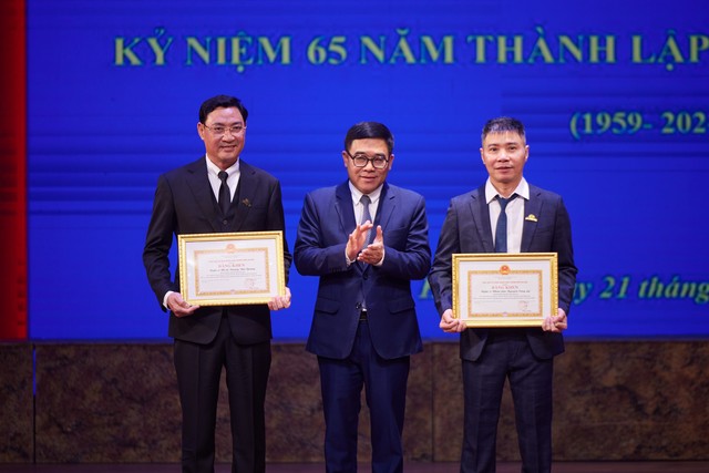 Hai Phó Giám đốc gồm NSND Công Lý và NSƯT Đức Quang nhận Bằng khen của UBND TP Hà Nội.