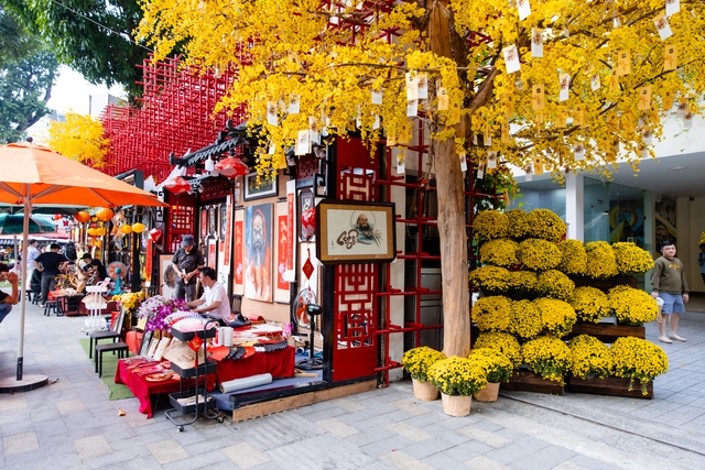 Cùng với đường mai, phố ông đồ trên vỉa hè đường Phạm Ngọc Thạch cũng là điểm du xuân quen thuộc mỗi dịp Tết của người dân.