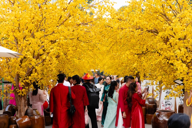 Dù chỉ là hoa giả, màu vàng rực của loài hoa biểu trưng cho Tết phương Nam khiến góc phố tràn ngập sắc xuân.