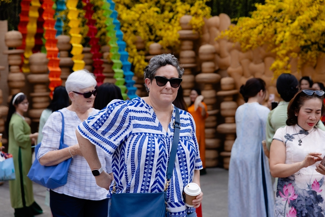 Phố ông đồ và đường hoa Tết cũng thu hút nhiều khách du lịch nước ngoài đến tham quan, chụp ảnh