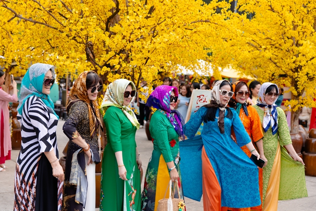 Những tà áo dài thướt tha được các chị em diện đến chụp ảnh, tận hưởng không khí Tết cổ truyền