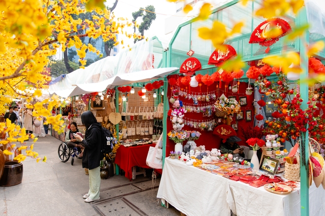 Ngoài ra, tại đây còn có những gian hàng bán những món đồ thủ công xinh xắn và bắt mắt
