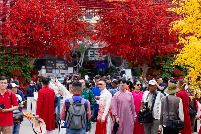 Nhiều người dân diện trang phục áo dài đến đây check-in Tết sớm.