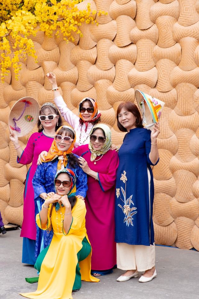 Một trong những điểm gây chú ý là không gian trưng bày tái hiện các làng nghề truyền thống như: làng gốm Lái Thiêu (tỉnh Bình Dương), làng chiếu Định Yên (huyện Lấp Vò, tỉnh Đồng Tháp), làng nghề đan lát Mỹ An (huyện Chợ Mới, tỉnh An Giang).