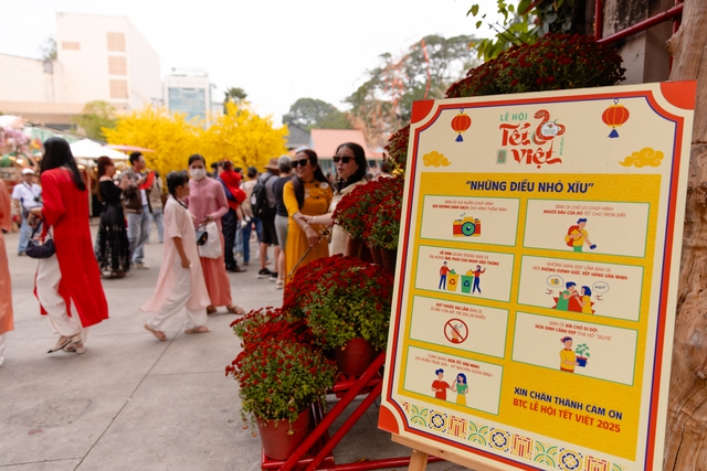 Một bảng nhắc nhở người dân chú ý giữ gìn vệ sinh và bảo vệ môi trường cũng được ban tổ chức chuẩn bị và đặt trong khuôn viên