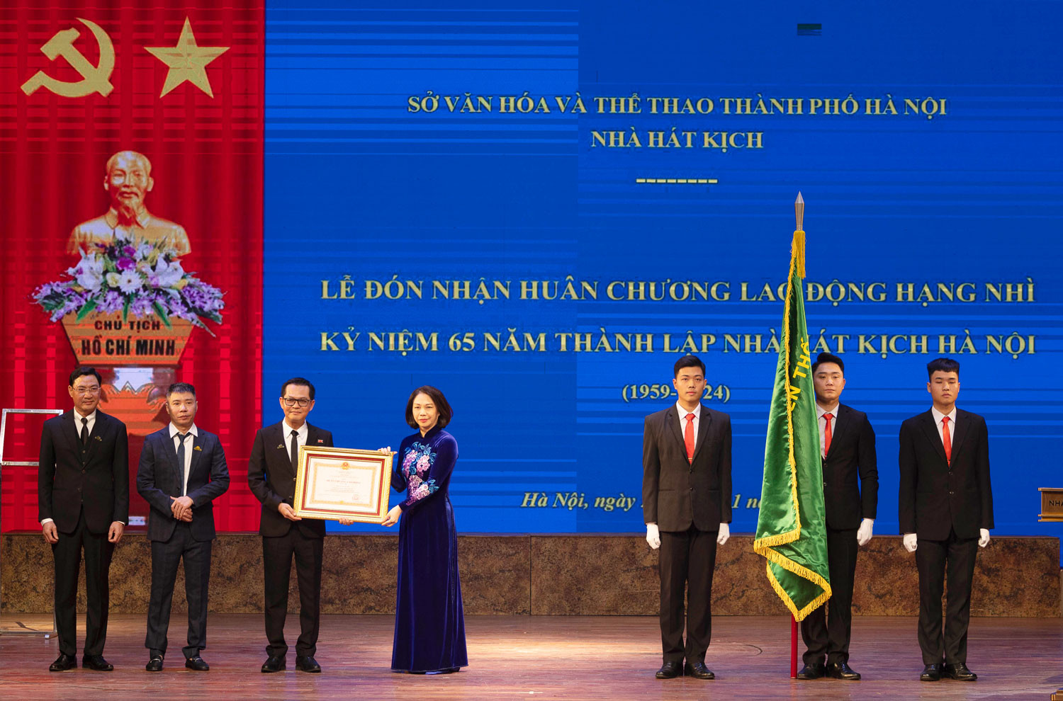 Bà Vũ Thu Hà - Phó Chủ tịch UBND TP Hà Nội đã thừa ủy quyền của Chủ tịch nước trao tặng Huân chương lao động hạng Nhì cho tập thể Nhà hát Kịch Hà Nội.