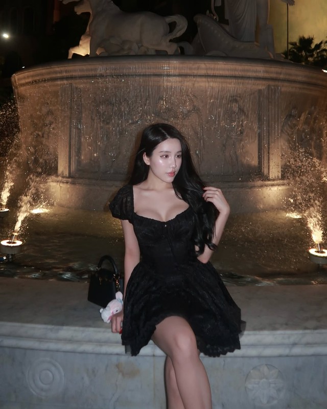 Cô nàng chỉ tranh thủ livestream giải trí sau cả ngày miệt mài làm việc trong công ty của gia đình.