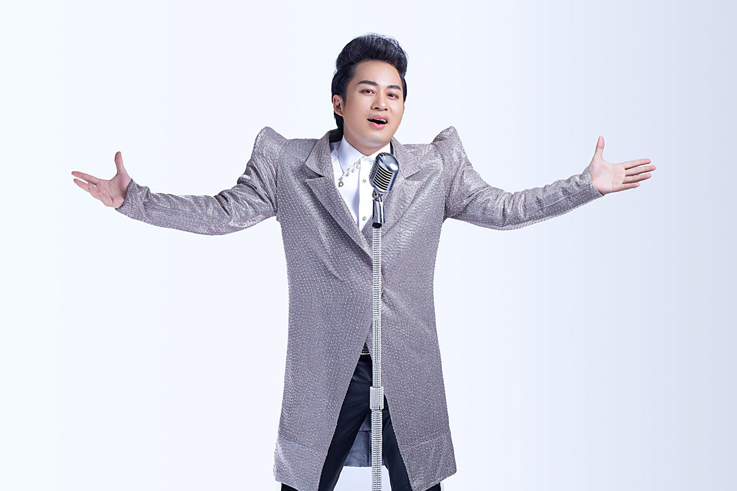 Ca sĩ Tùng Dương. 