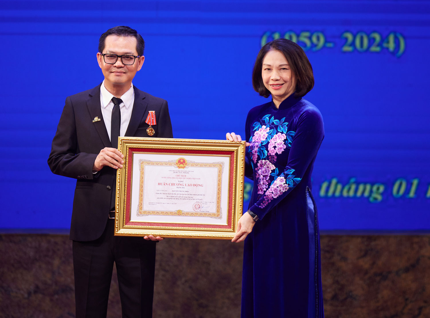 NSND Trung Hiếu vui mừng nhận Huân chương lao động hạng Ba.