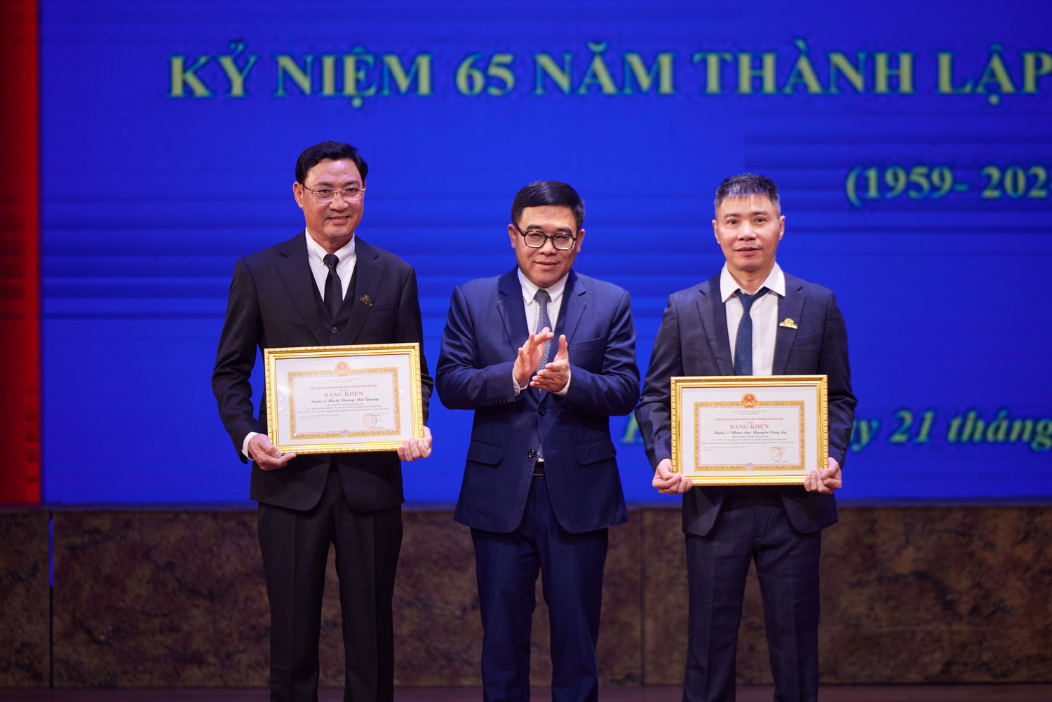 Hai Phó Giám đốc Nhà hát Kịch Hà Nội gồm: NSND Công Lý và NSƯT Đức Quang, nhận Bằng khen của UBND TP Hà Nội.