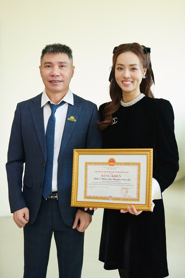 Vợ NSND Công Lý luôn bên cạnh chăm sóc chồng.