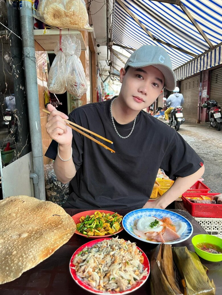 Bên cạnh giúp đỡ các quán ăn nhỏ, anh Vĩnh cũng đưa ra những nhận xét chi tiết, công tâm giúp người xem cảm nhận rõ hơn về giá trị của từng món ăn. Ngoài ra, bằng cách dẫn dắt nhẹ nhàng, tình cảm và chân thật nên càng video của anh ngày càng được đón nhận.