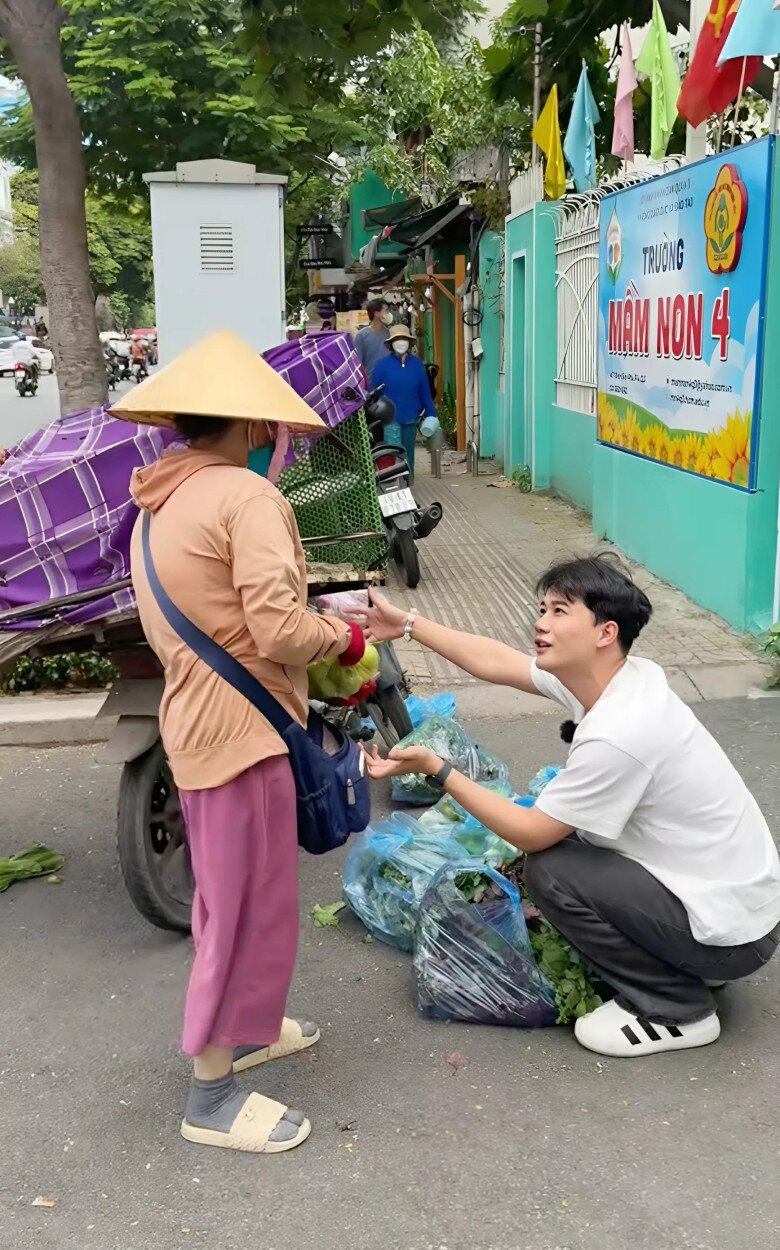 Hơn ai hết, là một người con xa quê vào Sài Gòn học tập và làm việc, anh Vĩnh thấu hiểu được sự sẻ chia từ những ân nhân để giúp đỡ bản thân vượt qua khoảng thời gian khó khăn nhất. Do đó, anh mong muốn thực hiện những hành động ý nghĩa để “trả ơn đời”, cảm ơn Sài Gòn vì đã bao bọc mình. 