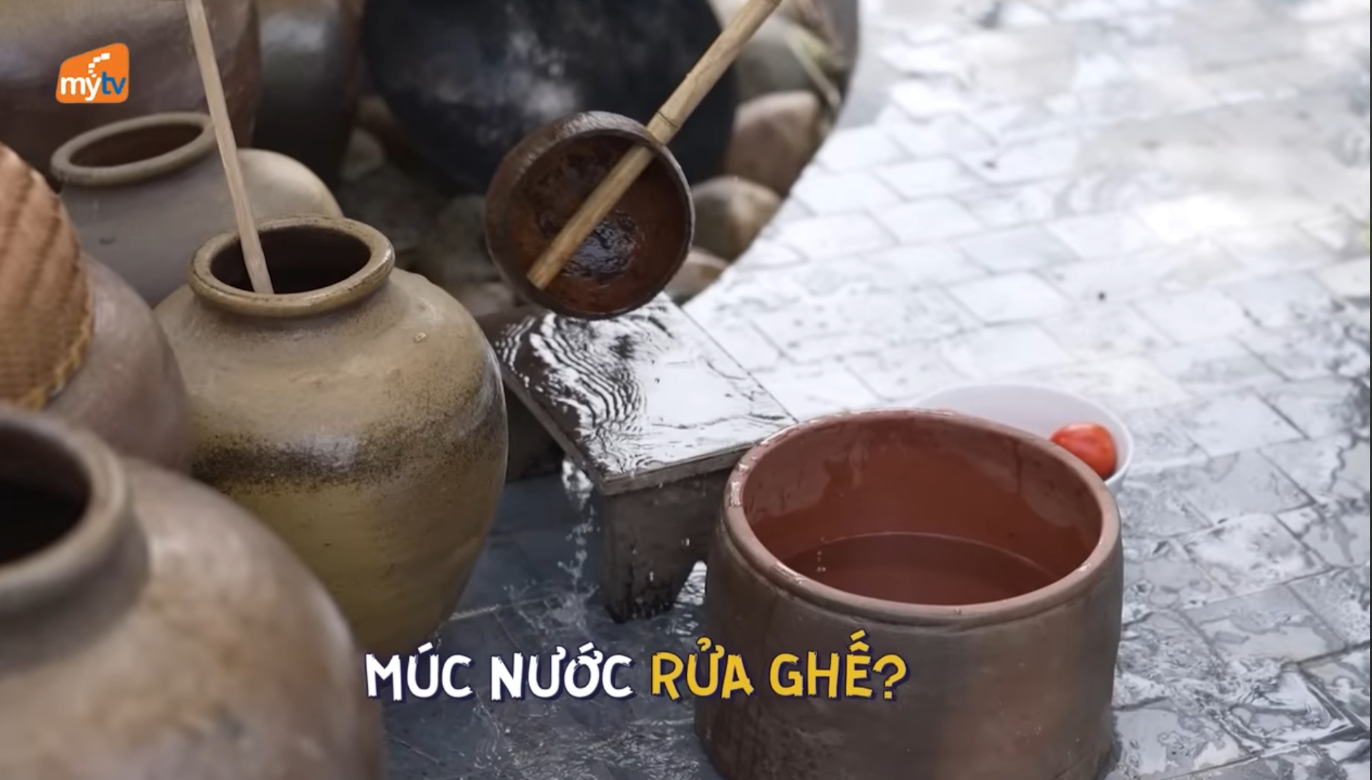 Han Sara dùng chiếc ghế ngồi để cắt thức ăn, may mắn là Lâm Vỹ Dạ phát hiện nên kịp thời ngăn chặn