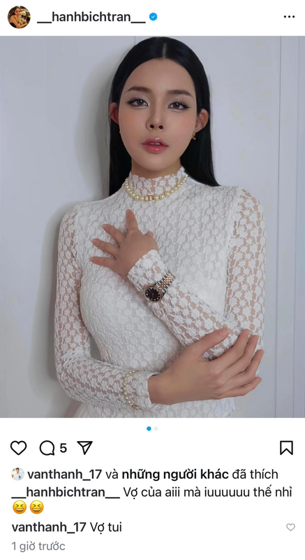 Thời gian gần đây, Văn Thanh và Bích Hạnh thường công khai tương tác qua lại trên trang cá nhân. Mới đây, khi đăng tải hình ảnh lên trang cá nhân, hot girl Bích Hạnh đính kèm dòng trạng thái: 