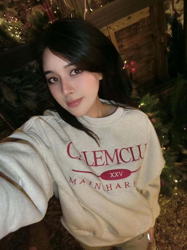 Cho đến gần đây, cặp đôi mới thoải mái bình luận qua lại trên trang cá nhân.