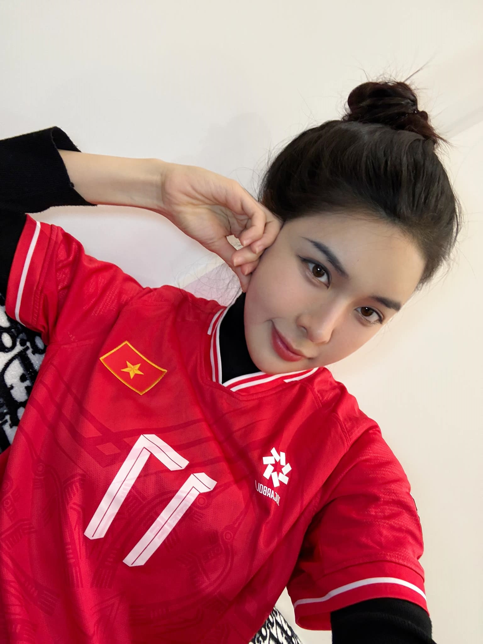 Cô nàng diện áo số 17 của Văn Thanh