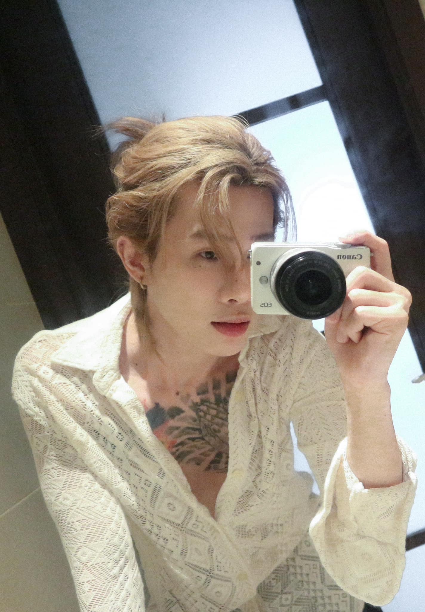 Thời điểm ấy, Jack giới thiệu 2 phiên bản lightstick, phiên bản 1 bán với giá 997 nghìn đồng/chiếc và gây tranh cãi gay gắt