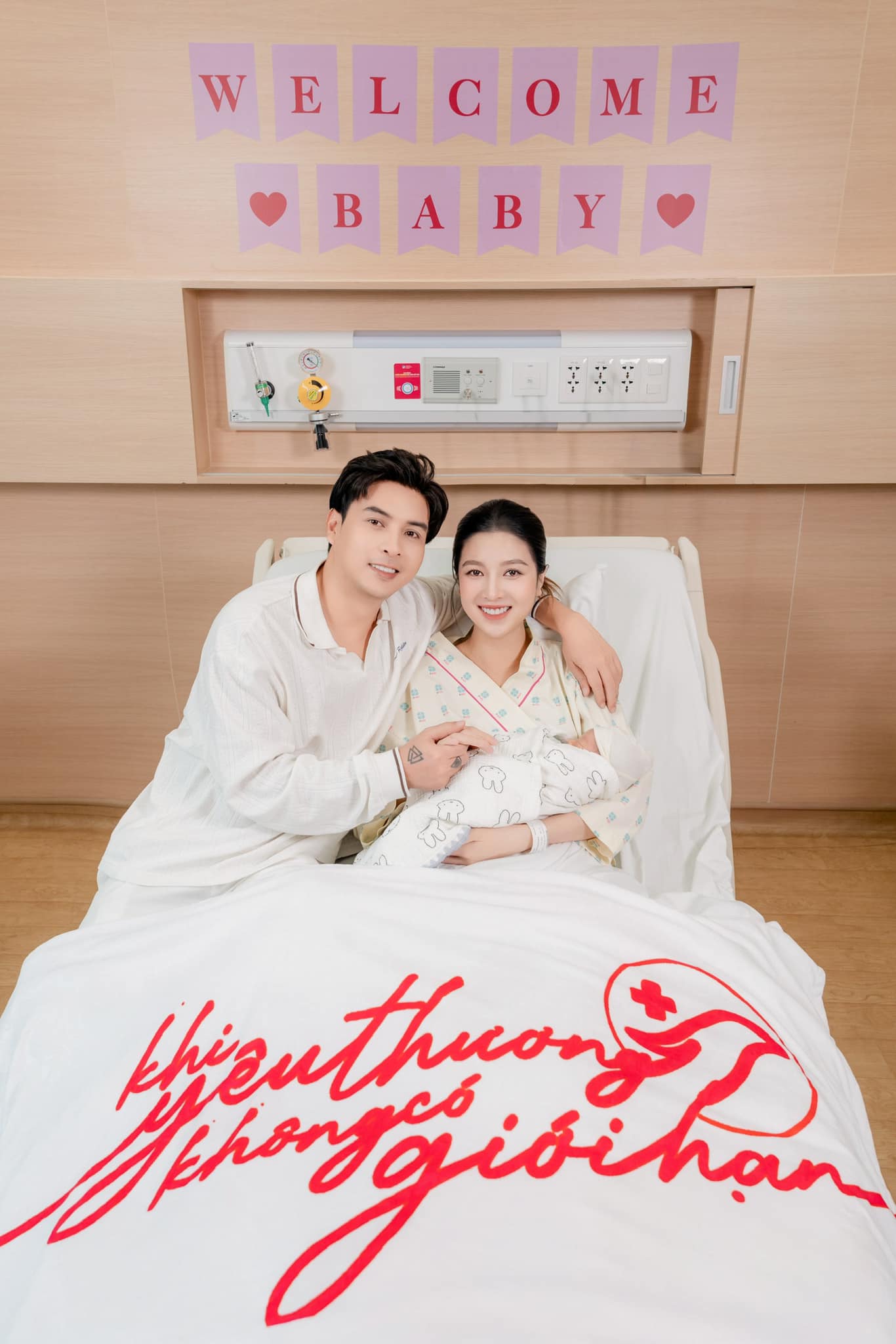 Dù mọi chuyện đến bất ngờ thế nhưng vợ chồng Hồ Quang Hiếu rất hạnh phúc, vui vẻ khi được lên chức