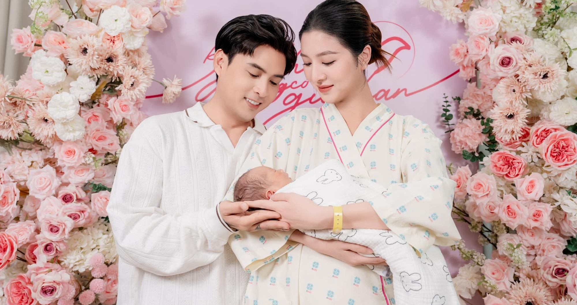 Vợ chồng Hồ Quang Hiếu hạnh phúc chào đón con trai đầu lòng