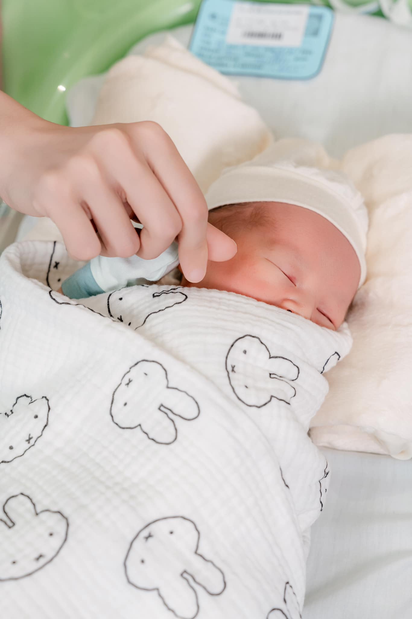 Bố bỉm hé lộ hình ảnh đầu tiên cuả bé Hin