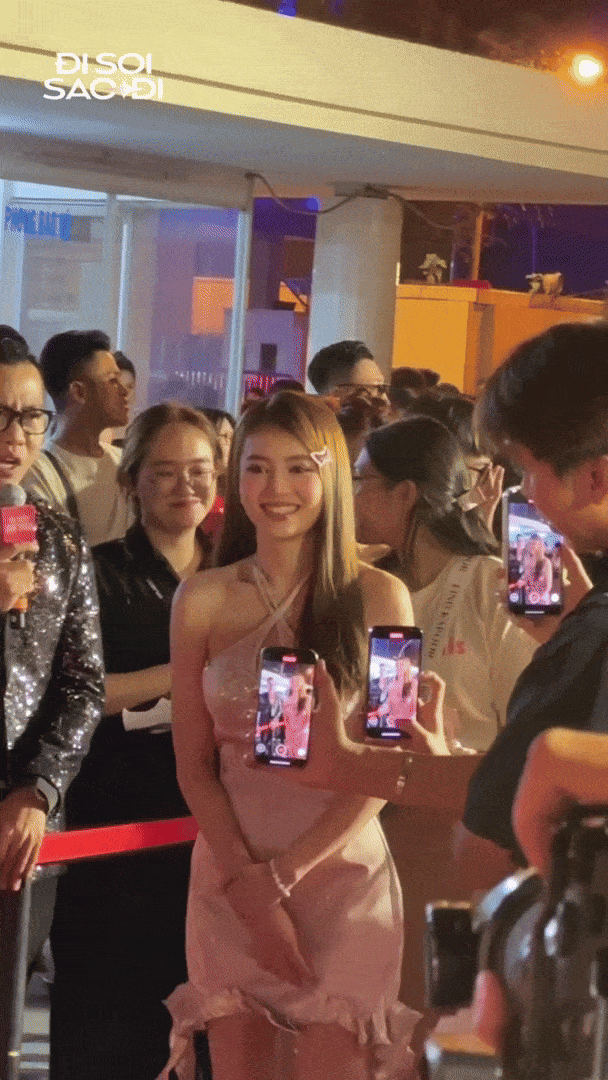 Lan Ngọc giữ thái độ niềm nở khi bị trêu chọc