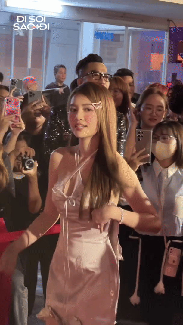 Nhưng cũng có những khoảnh khắc cô sượng trân, không mấy thoải mái