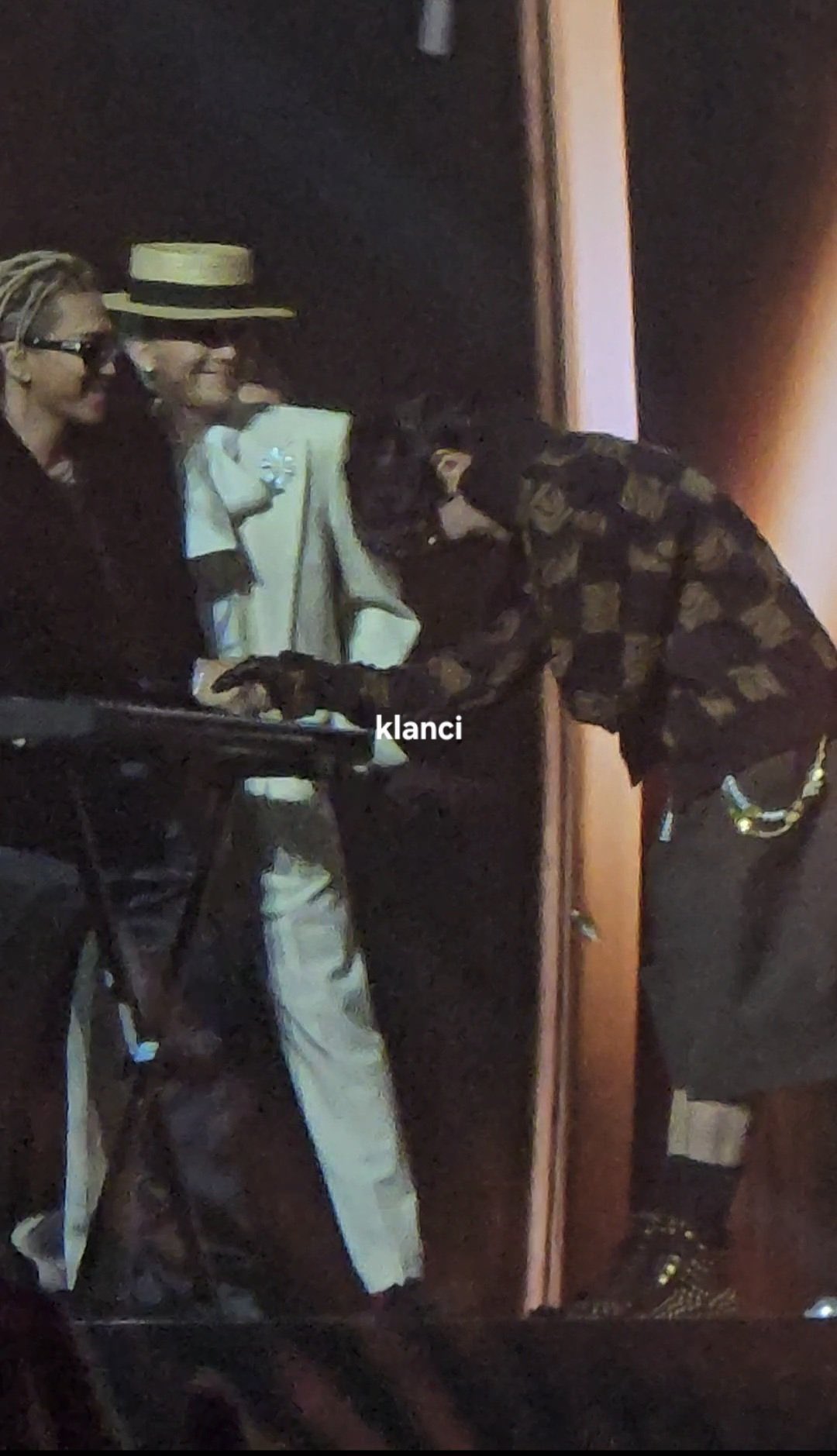 Cúi đầu đầy khiêm nhường