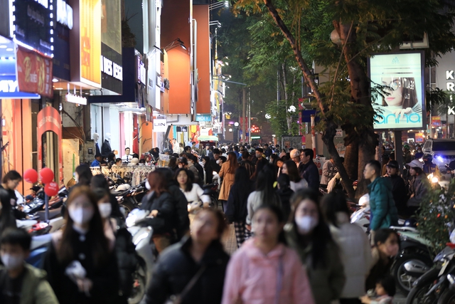 Ghi nhận của chúng tôi vào tối ngày 23/1, nhiều tuyến phố như Nguyễn Trãi, Chùa Bộc, Đặng Văn Ngữ, chợ Phùng Khoang,… đông nghịt người đổ xô đến mua sắm Tết.