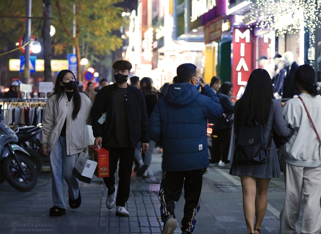 Nhiều người phấn khởi khi lựa chọn được những món đồ ưng ý