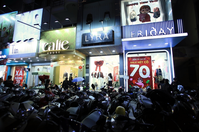 Nhiều cửa hàng giảm giá sâu lên đến 70%