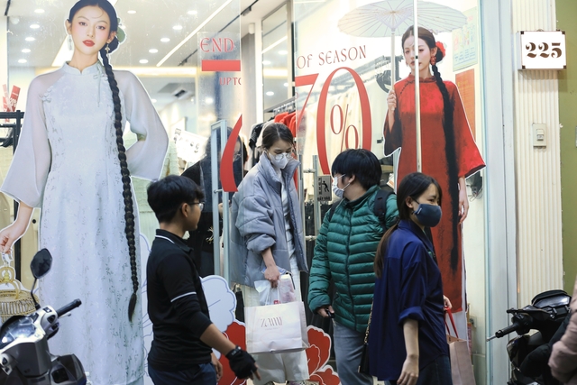 Đưa người yêu đi mua sắm vào dịp cuối năm, bạn Văn Tuấn (21 tuổi) cho biết: 