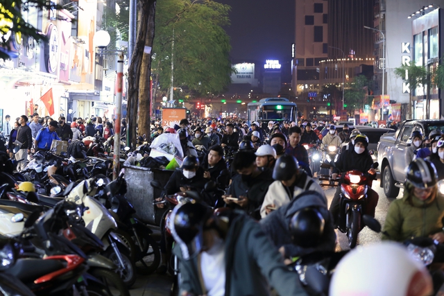 Vào lúc 21h00 tại phố Chùa Bộc, lượng người mua sắm đông nghịt. Đáng chú ý, những cửa hàng giảm giá sâu luôn trong tình trạng quá tải, bãi giữ xe của các cửa hàng không còn chỗ trống, buộc nhiều người phải để xe dưới lòng đường.