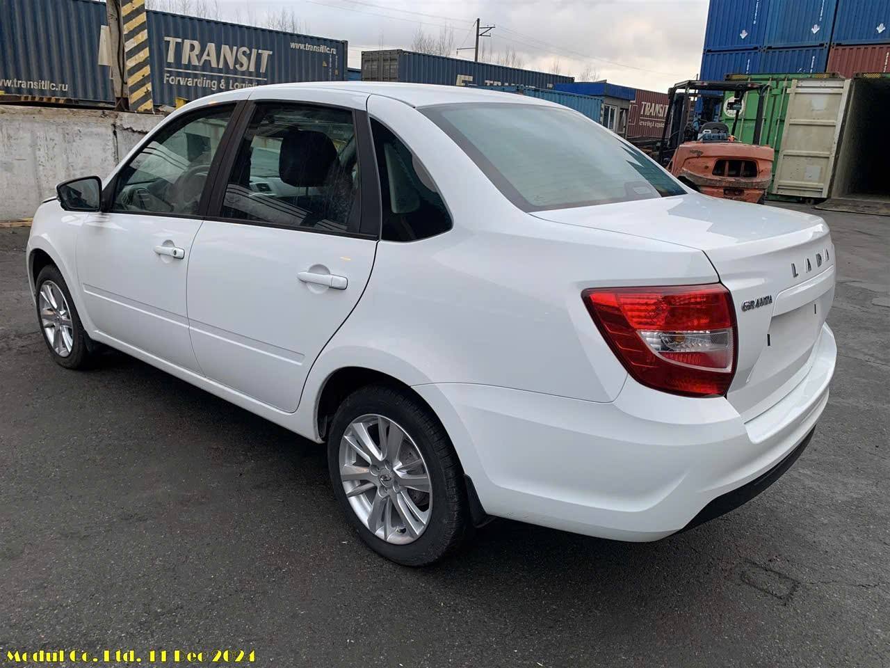 Lada Granta có kích thước nhỏ, dáng sedan, sẽ cạnh tranh nhóm Hyundai i10 hay cao hơn là Mitsubishi Attrage.