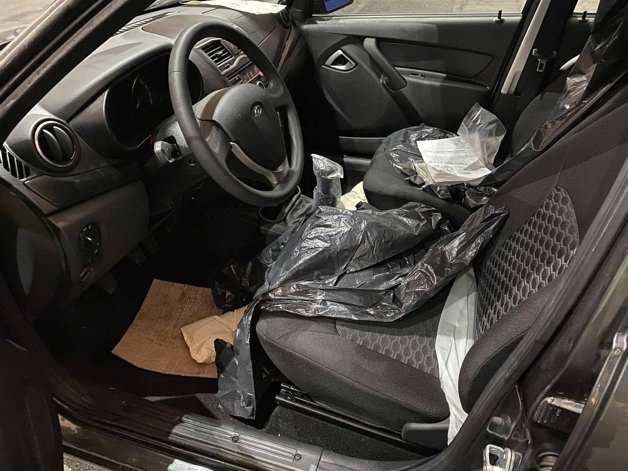 Lada Vesta có kích thước nhỉnh hơn một chút, hứa hẹn giá cũng không đắt hơn nhiều so với Granta.