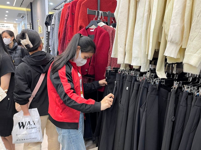 Các cửa hàng đưa giá nhiều mã khuyến mãi khủng luôn thu hút khách hàng