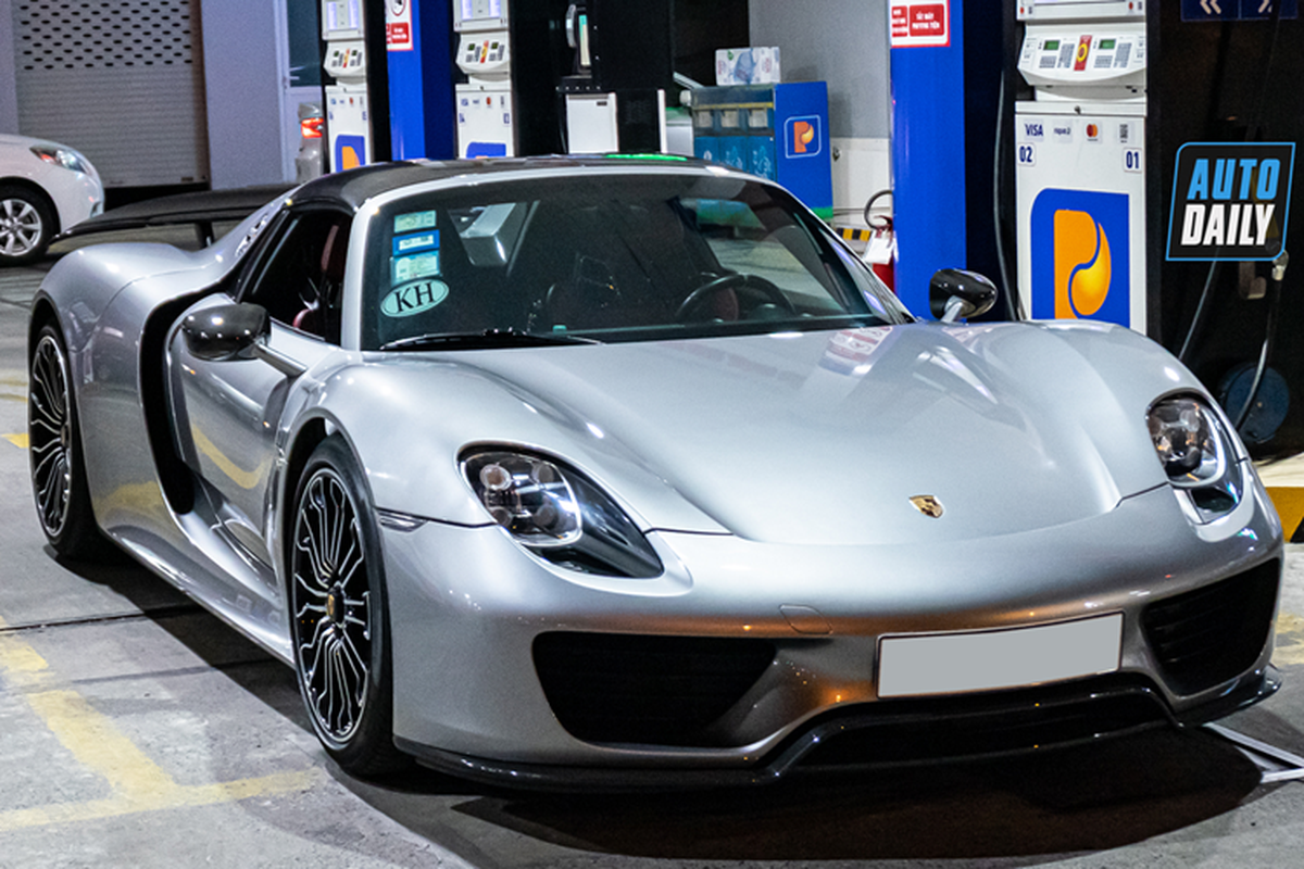 Dòng siêu xe triệu đô Porsche 918 Spyder chỉ được sản xuất đúng 918 chiếc trên toàn cầu, mỗi xe sẽ được đánh số thứ tự riêng biệt, và tùy theo cấu hình, xe sẽ có giá bán khác nhau, nhưng khởi điểm là từ 845.000 đô la, tuy nhiên, chỉ vài tháng sau được giới thiệu, Porsche 918 Spyder đã tăng giá trên 1 triệu đô la.