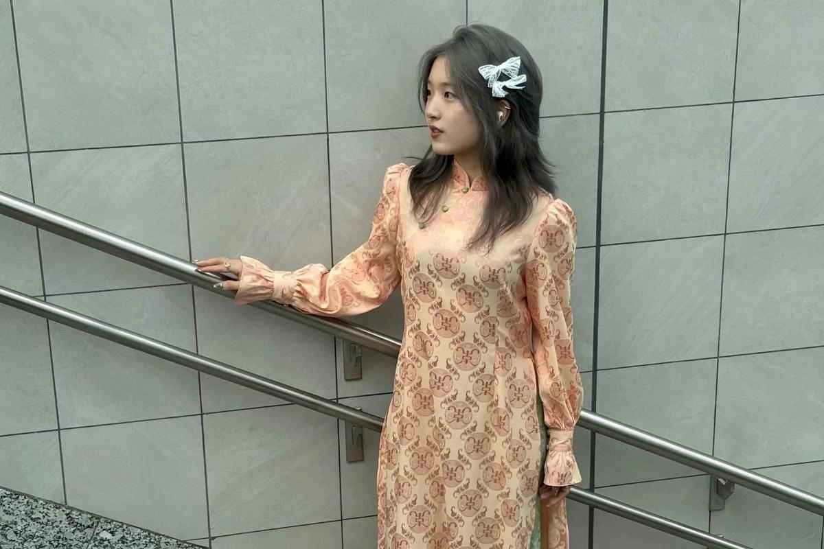 Những bộ ảnh áo dài mang chủ đề Tết đã nhanh chóng gây sốt trên mạng xã hội nhờ sự kết hợp hài hòa giữa tà áo dài truyền thống và không gian metro hiện đại.