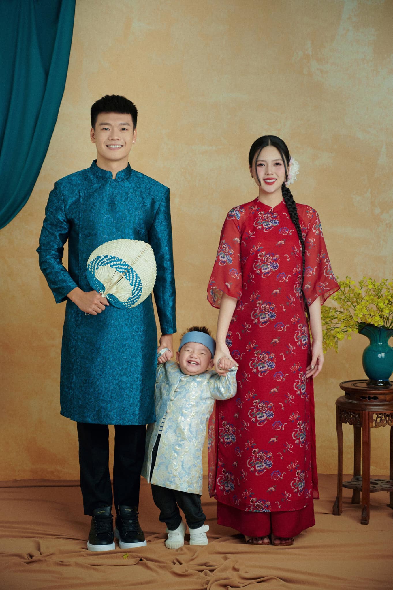 Tố Uyên có biệt danh là Uyên Kem sinh năm 2000, quê Tuyên Quang. Cô nàng có chuyện tình yêu đáng ngưỡng mộ với cầu thủ Thành Chung. Cặp đôi kết hôn năm 2022 và đã sinh một nhóc tỳ đáng yêu có biệt danh là Leo